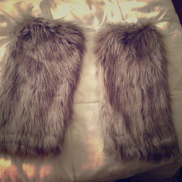 ✅ 💜 Gray warm faux fur leg warmer