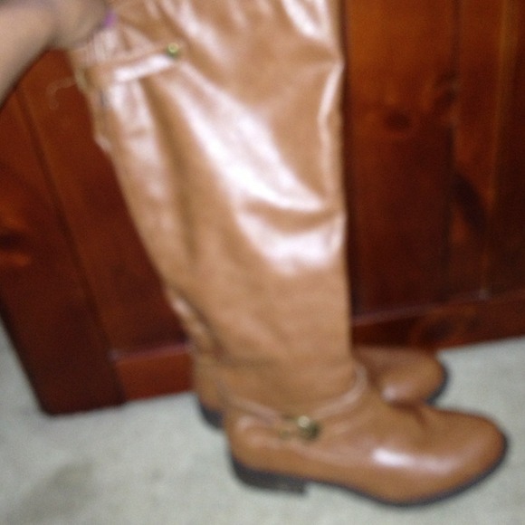 I have 4 pair of shoes I only wear 1 time - Picture 2 of 4