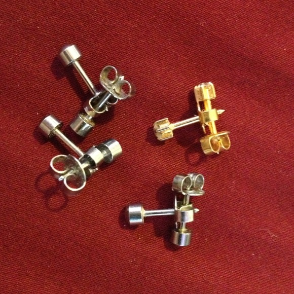 4 sets of studded earrings