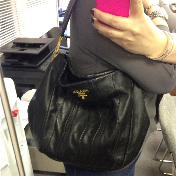 😃 TRADED😃 Prada Hobo 🌹 - Picture 4 of 4