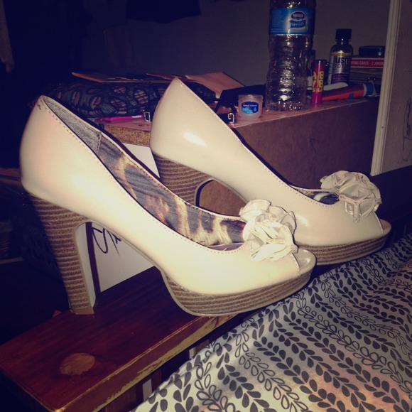 Madden girl's peep toes