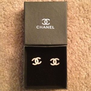 SOLD IN A BUNDLE!! 💎💎Chanel pearl earrings!
