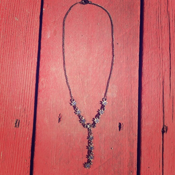 Y necklace with flower and bead detail