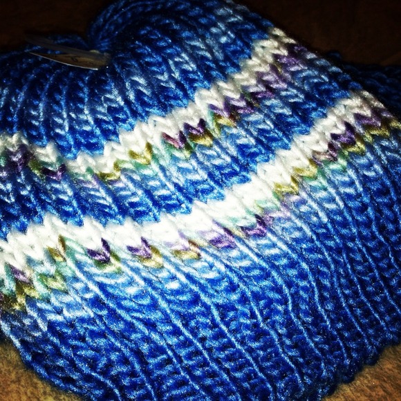 *NWT* Hand knit hat and scarf set - Picture 3 of 3