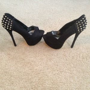 Gorgeous black pumps with gold studs!!!