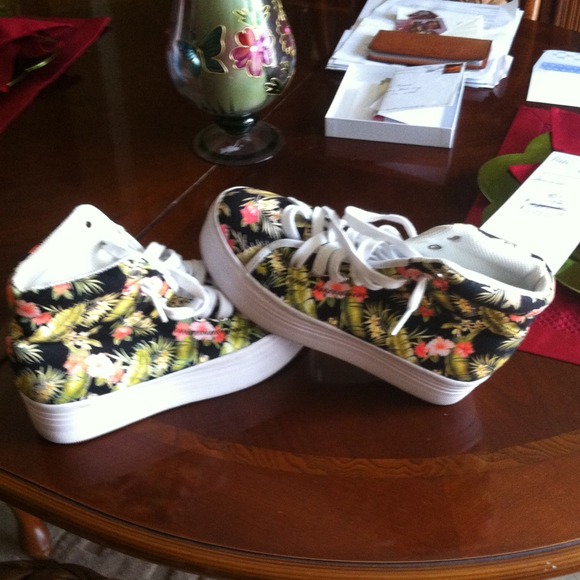 Jeffery Campbell homg flower print