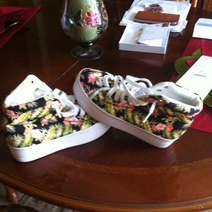 Jeffery Campbell homg flower print