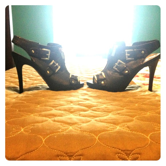 SEXY SKY HIGH BUCKLE HEELS!