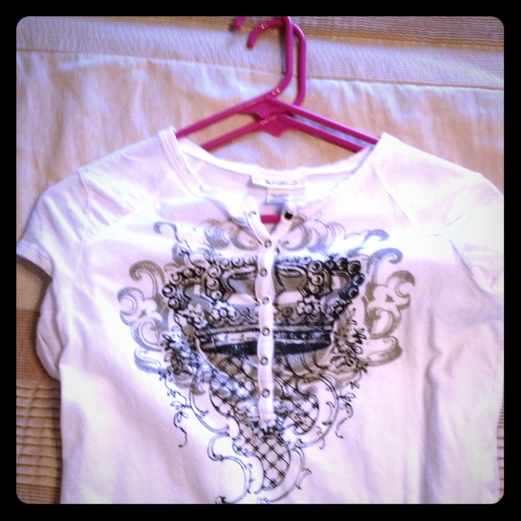 White and grey tee