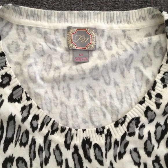 SALE❗White animal print top - Picture 2 of 2
