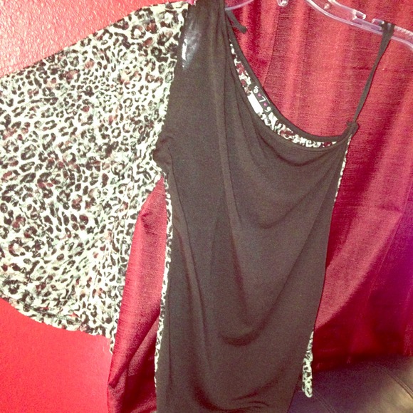 Very nice cheata print one arm shirt.