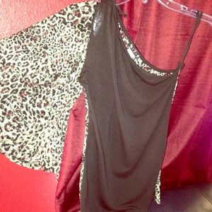 Very nice cheata print one arm shirt.