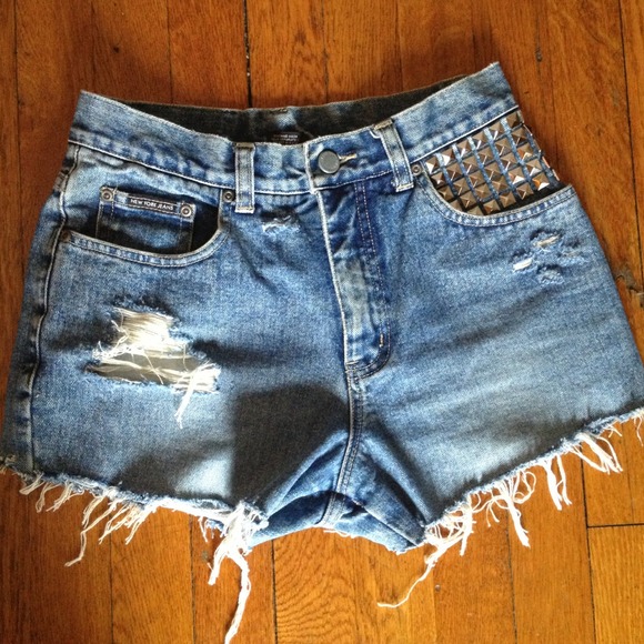Cute high wasted studded shorts!
