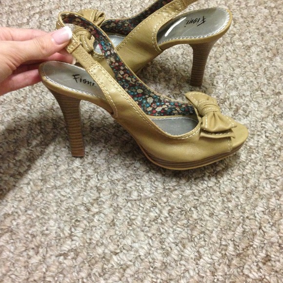 Sold in bundle! Adorable sling back heels!