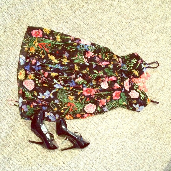 Adorable Floral Dress - Picture 1 of 4