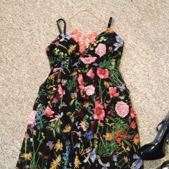 Adorable Floral Dress - Picture 2 of 4