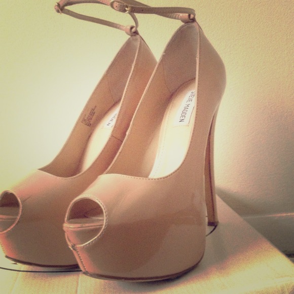 Steve Madden Nude Pumps