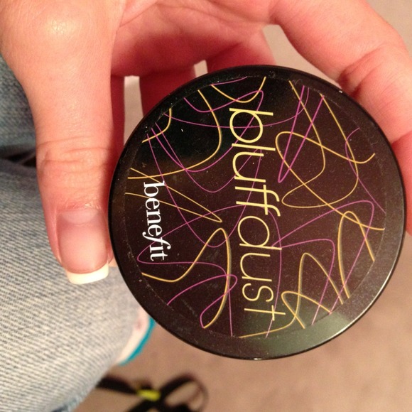 Benefit bluff dust redness concealer