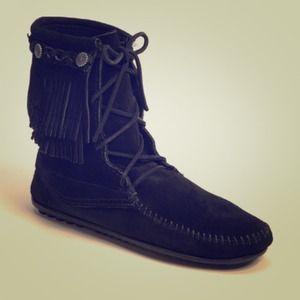 Minnetonka black lace up moccasin boots