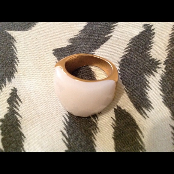 Free Gorgeous white/gold Ring - Picture 2 of 3