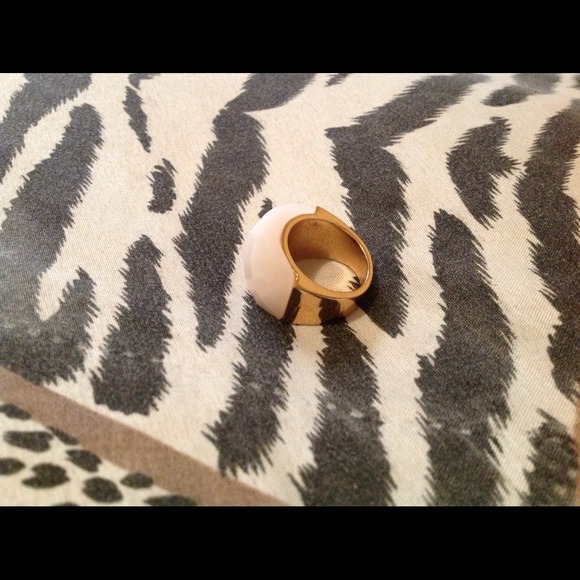 Free Gorgeous white/gold Ring - Picture 3 of 3