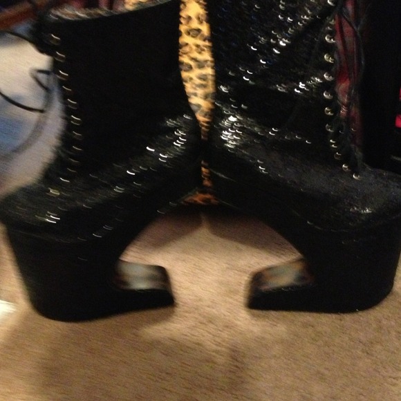 Shoes - Picture 2 of 4