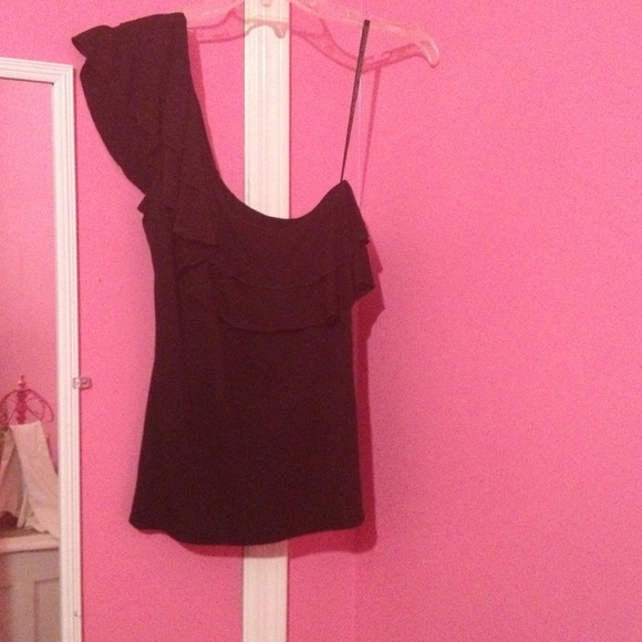 One shoulder black shirt!