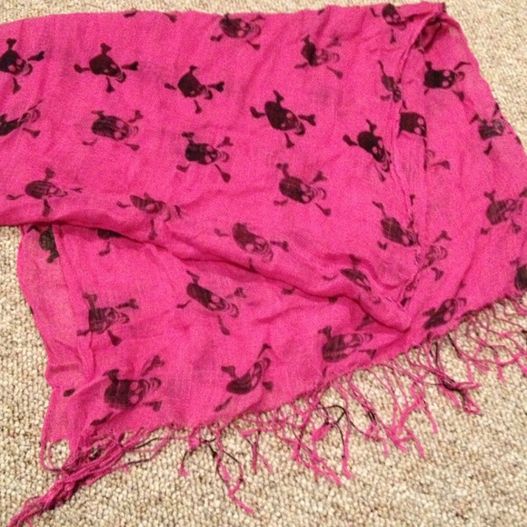 Skull And Crossbones Scarf - Picture 2 of 3
