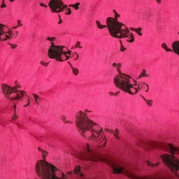 Skull And Crossbones Scarf - Picture 3 of 3