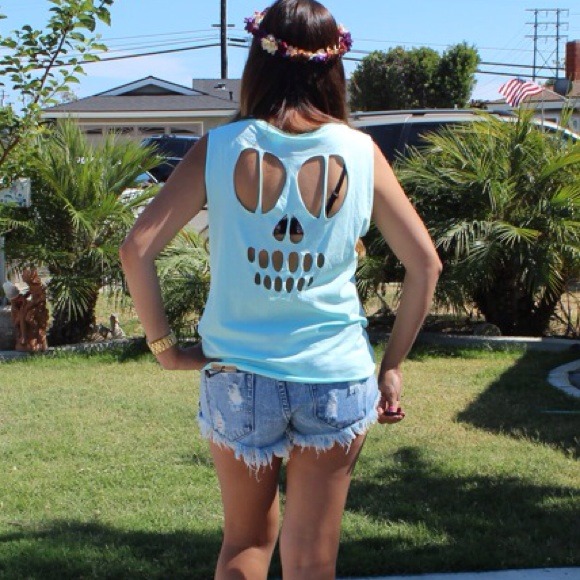 ⛔Sold⛔ in bundle Skull cut out tank