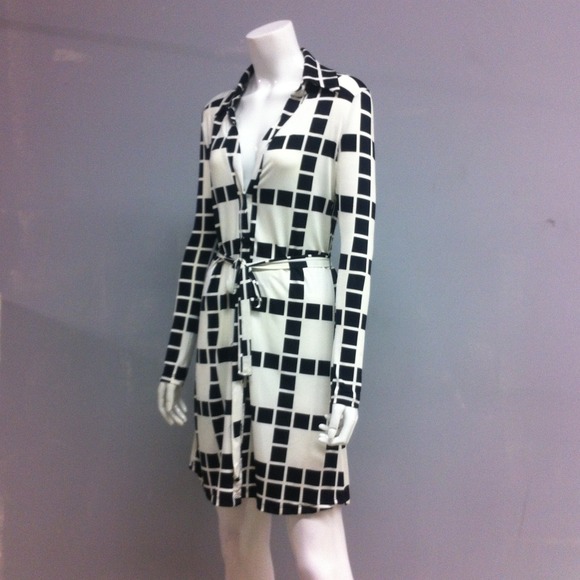 Women's contemporary dress - Picture 2 of 4