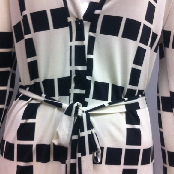 Women's contemporary dress - Picture 4 of 4