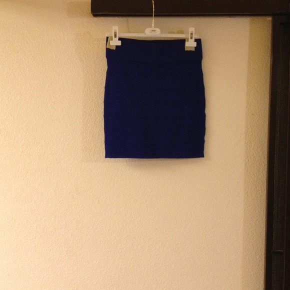 NWT! Ribbed Body-Con Skirt - Picture 2 of 4