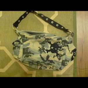 Camouflage purse with skull