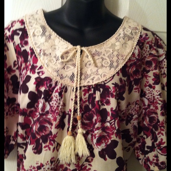 🔴🔴SOLD🔴🔴 Cute Spring & Summer Time Top - Picture 3 of 3