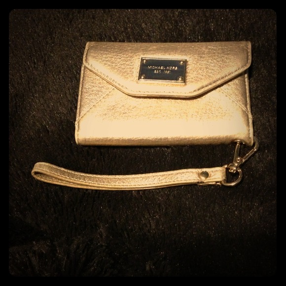 ✋🚫SOLD🚫✋Michael Kors iPhone 4/4s wristlet