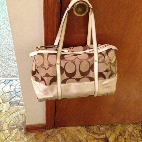 Authentic coach - Picture 1 of 1