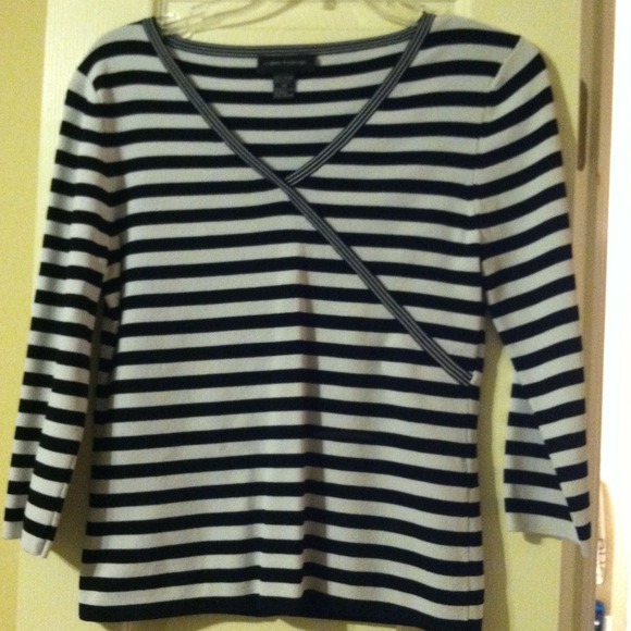 FREE!! Bundle tops blk/white and choc. Brown