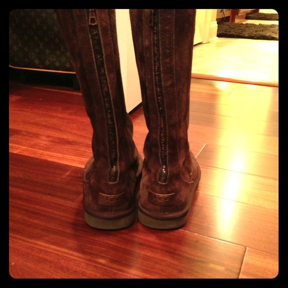 Brown Zipper Uggs!! 👢