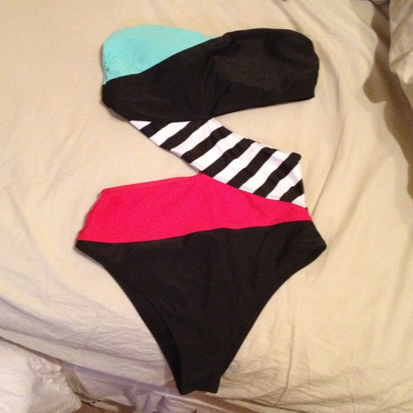Cute swimsuit!