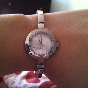 Gucci watch with diamond with tag! Reserved