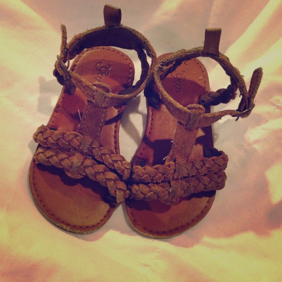 Gap 7T brown distressed sandals