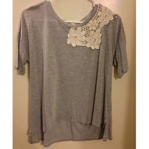 🚫SOLD🚫 Gray hi low shirt with lace detailing