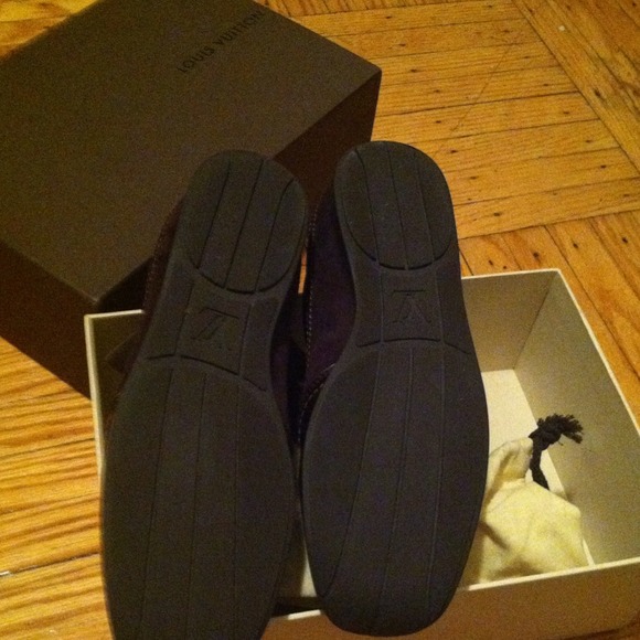 (SOLD) authentic Louis Vuitton women's sneakers. - Picture 3 of 4