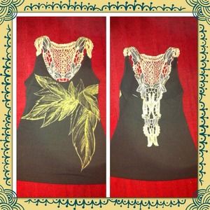 Summer tank with flower graphic and lace back 🌺