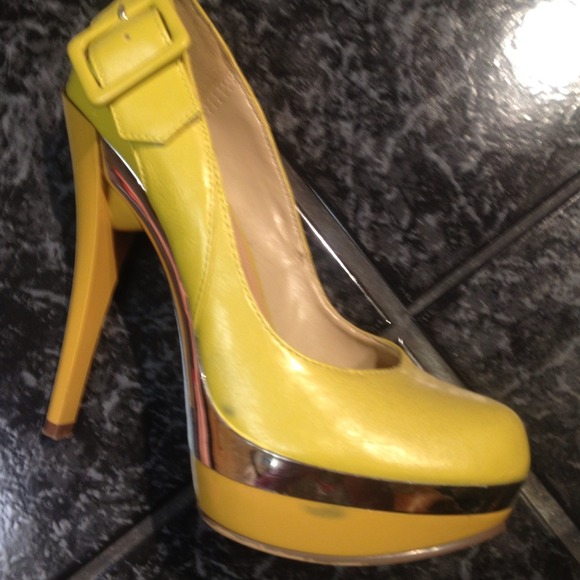 ✳✳SOLD✳✳ Yellow pumps - Picture 2 of 4