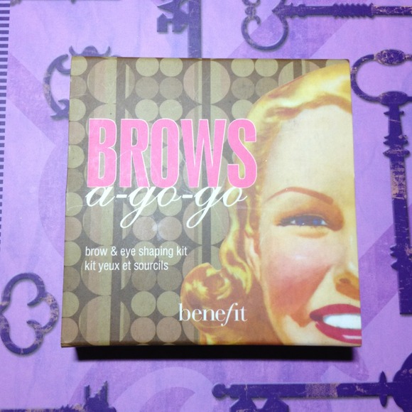 SOLD* Benefit Brows A go go Kit