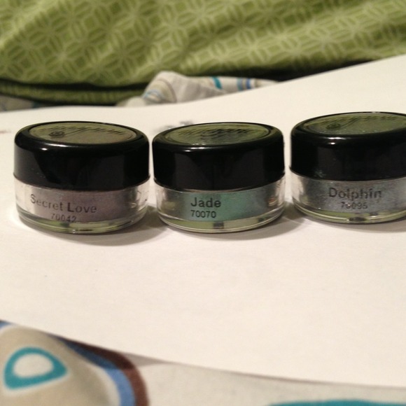 SOLD Mahya eye shadows / nail polish - Picture 4 of 4