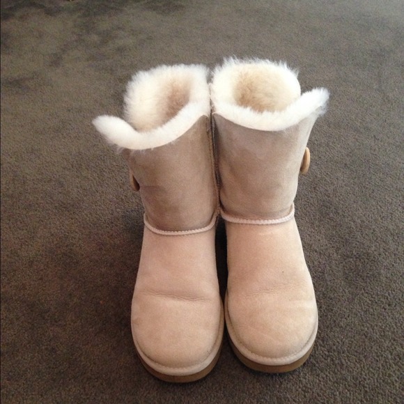 UGGS. Sand color with buttons. - Picture 2 of 3