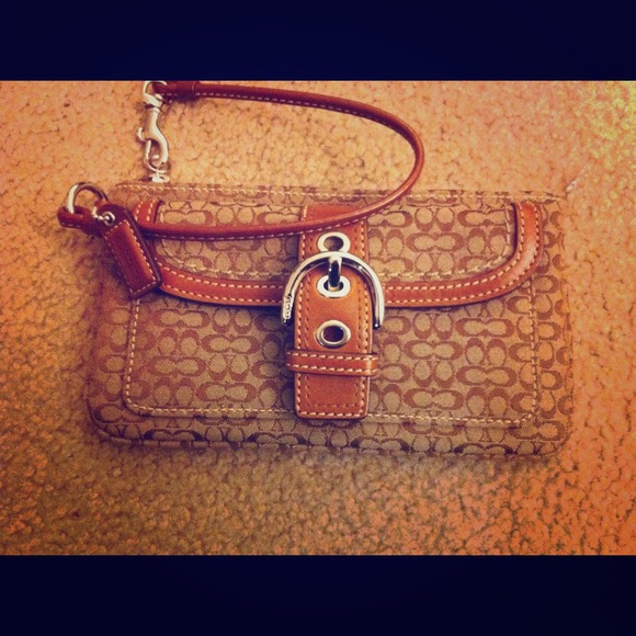 Coach legacy signature wristlet brown 👜